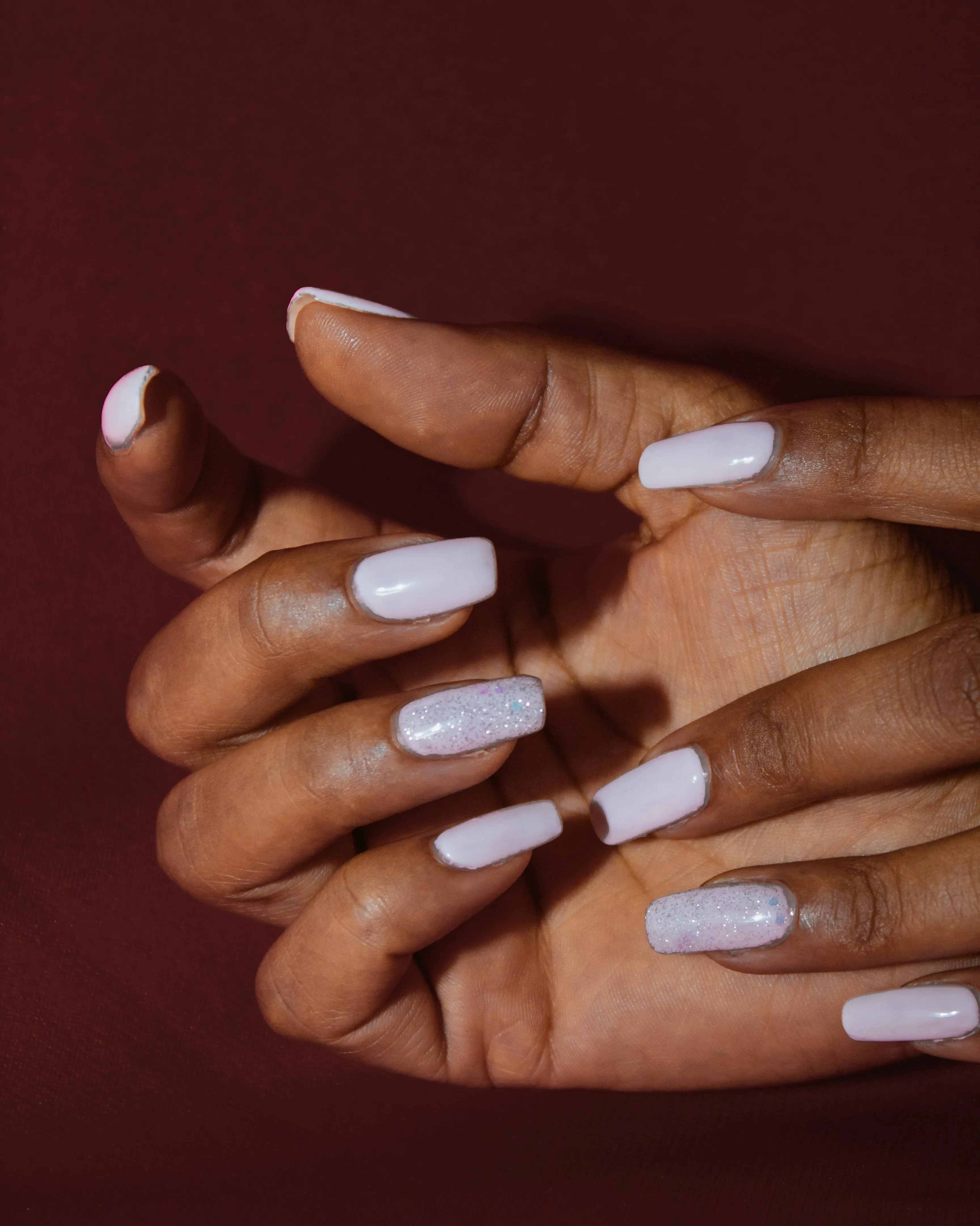 Mains aux ongles en gel blanc nacré, tenue longue durée — salon de Roanne
