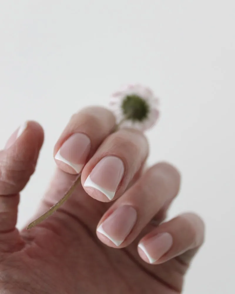 French manucure blanche sur ongles courts, salon de Roanne