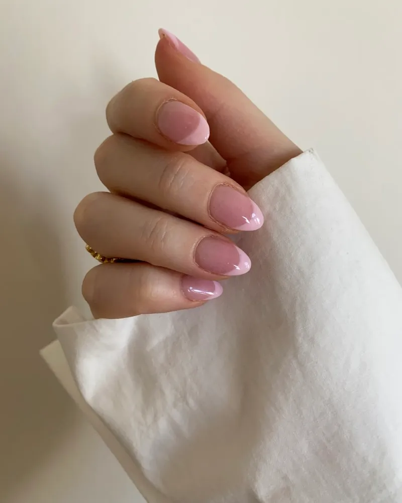 Nail art fleuri peint à main levée sur base nude, Roanne