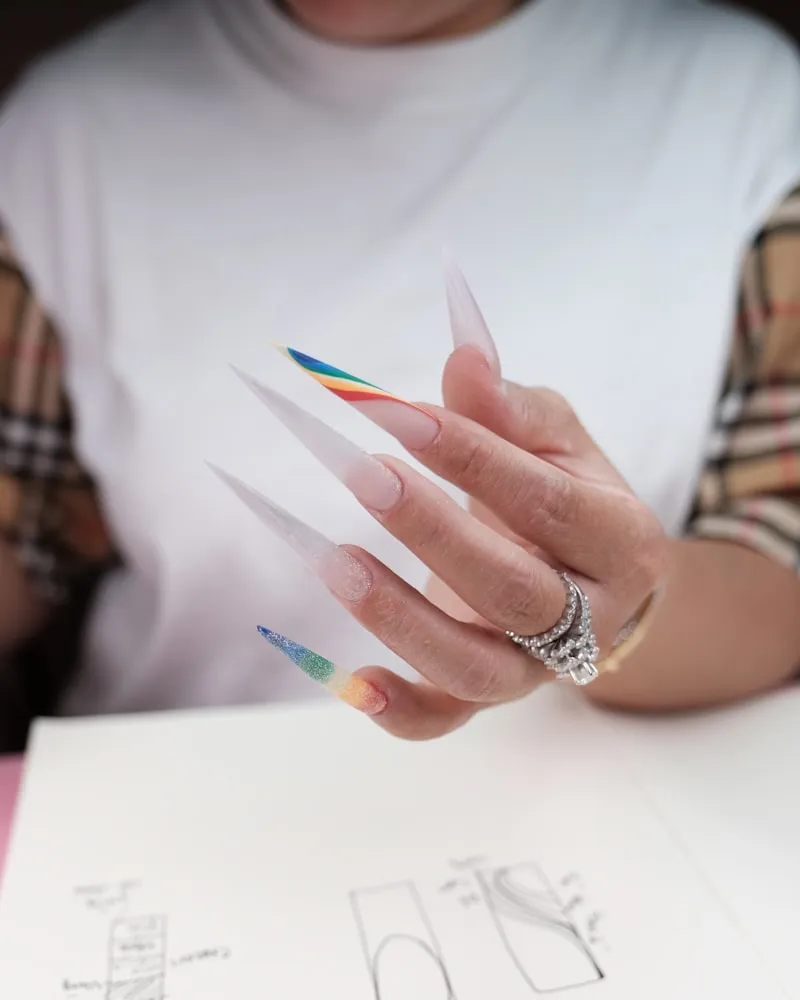 French colorée framboise sur ongles amande, prothésiste ongulaire à Roanne