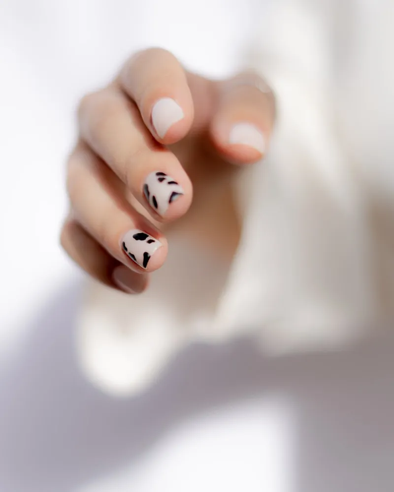 Nail art marbre blanc et doré sur pose gel, Roanne