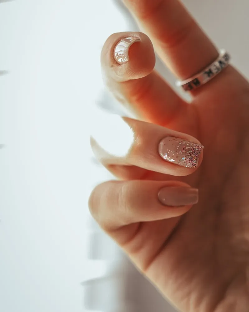 Ongles chrome rose poudré effet perle réalisés à Roanne