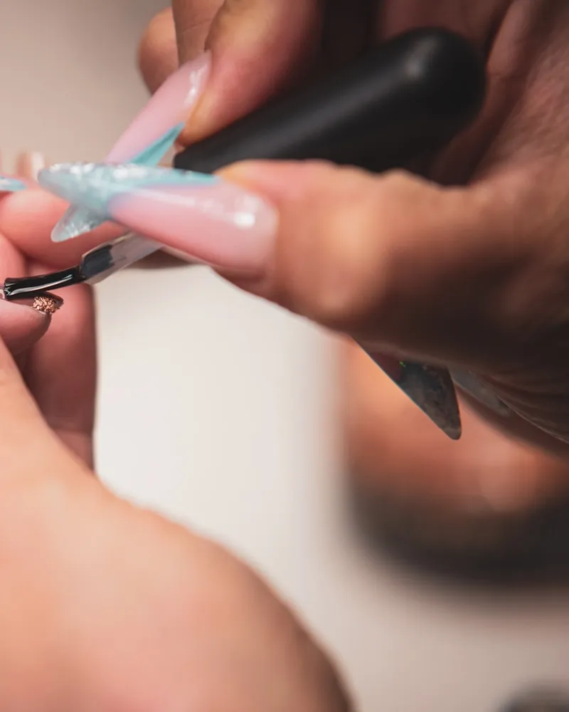 Ongles chrome doré effet métal liquide réalisés à Roanne
