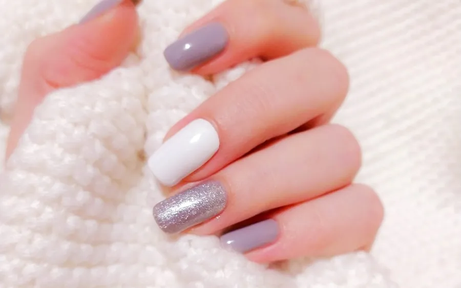 Nail art coloré peint à la main sur ongles en gel, Roanne